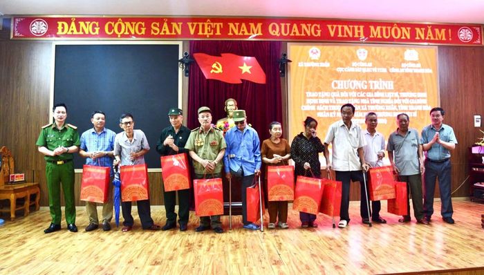 Đại tá Phùng Xuân Tiến, Phó Cục trưởng Cục Cảnh sát quản lý hành chính về trật tự xã hội trao 41 phần quà ý nghĩa tặng các gia đình liệt sĩ, thương binh, bệnh binh và gia đình chính sách trên địa bàn xã Thường Xuân.