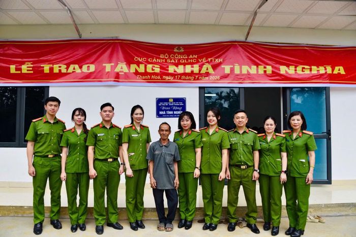 Đoàn công tác của Cục Cảnh sát quản lý hành chính về trật tự xã hội trao tặng căn nhà tình nghĩa cho gia đình ông Hà Viết Sinh, hộ nghèo tại thôn Xuân Thành, xã Thường Xuân.