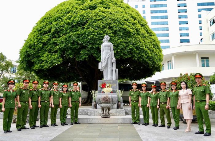 Đoàn công tác của Cục Cảnh sát quản lý hành chính về trật tự xã hội thành kính dâng hoa, dâng hương tưởng niệm Chủ tịch Hồ Chí Minh và Anh hùng liệt sĩ Nguyễn Thị Lợi.