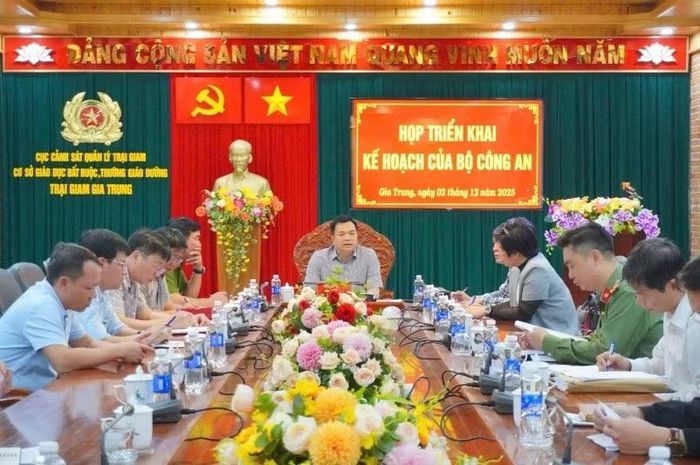 Trung tướng Hoàng Văn Hà, Cục trưởng Cục An ninh điều tra chủ trì cuộc họp triển khai kế hoạch của Bộ Công an tại Trại giam Gia Trung