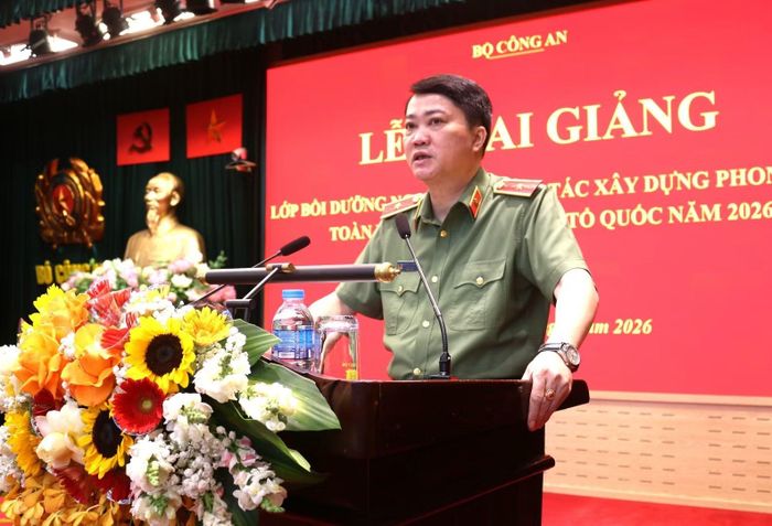 Thiếu tướng Nguyễn Viết Giang, Cục trưởng Cục Xây dựng phong trào Bảo vệ ANTQ phát biểu khai giảng lớp tập huấn