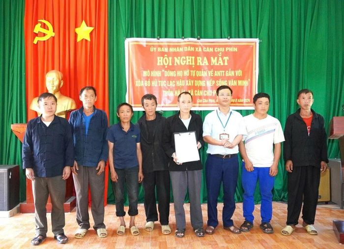 Lãnh đạo xã Cán Chu Phìn (cũ), Tuyên Quang trao Quyết định thành lập mô hình "Dòng họ tự quản" cho đại diện dòng họ Hà