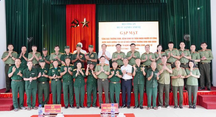 Các đại biểu tham dự buổi gặp mặt, động viên các thương binh, bệnh binh và người có công đang được chăm sóc tại Cơ sở Điều dưỡng thương binh Nho Quan.