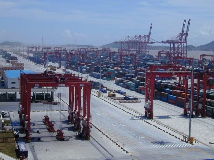 Các container tại một cảng hàng hóa