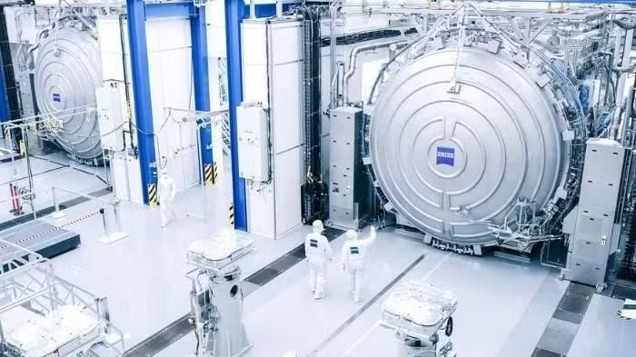 Hệ thống buồng chân không kiểm định quang học EUV/High-NA EUV của ZEISS SMT trong phòng sạch