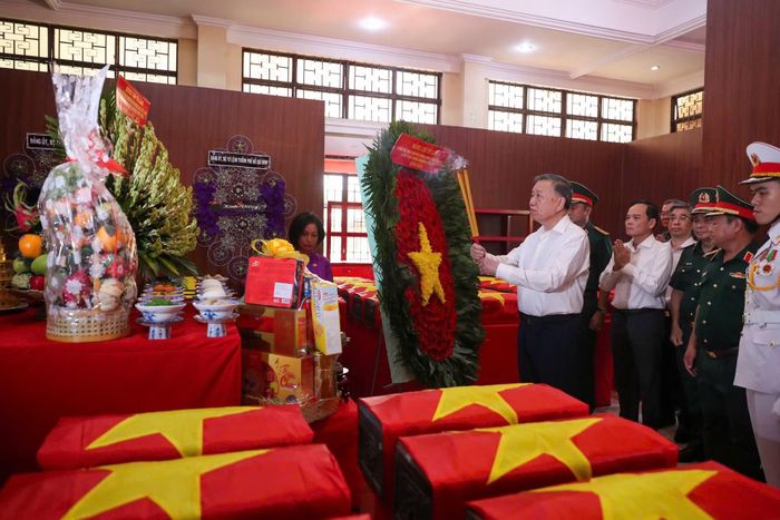 Tổng Bí thư, Chủ tịch nước Tô Lâm thắp hương tại Nhà quàn hài cốt liệt sĩ.