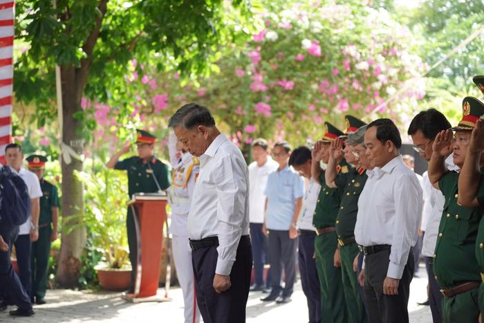 Đoàn công tác dành một phút tưởng niệm Cố Tổng Bí thư Trần Phú và các Anh hùng liệt sĩ.