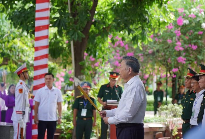 Tổng Bí thư, Chủ tịch nước Tô Lâm và Đoàn công tác dâng hoa, dâng hương tại Tượng đài Cố Tổng Bí thư Trần Phú.