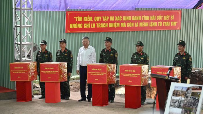 Tổng Bí thư, Chủ tịch nước Tô Lâm tặng quà các lực lượng đang thực hiện nhiệm vụ.