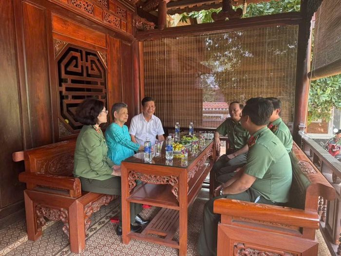 Thứ trưởng Đặng Hồng Đức cùng Đoàn công tác Bộ Công an thăm gia đình Thượng tướng Nguyễn Văn Sơn, nguyên Thứ trưởng Bộ Công an.