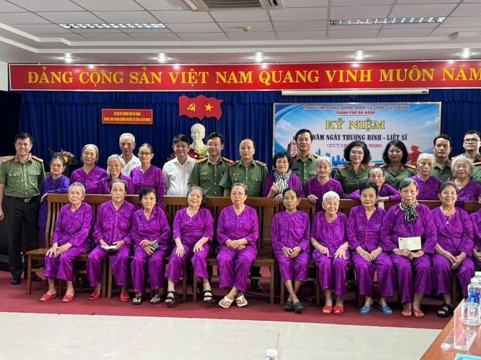 Trong không khí ấm áp, nghĩa tình, Thứ trưởng Bộ Công an Đặng Hồng Đức cùng Đoàn công tác thăm hỏi, tặng quà và chụp ảnh lưu niệm với các thương biện binh, người có công tại Trung tâm Phụng dưỡng người có công với cách mạng TP Đà Nẵng.