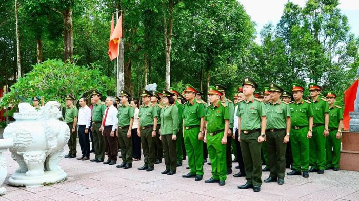 Đoàn công tác Bộ Công an thành kính dâng hương tri ân các Anh hùng liệt sĩ An ninh Khu V.