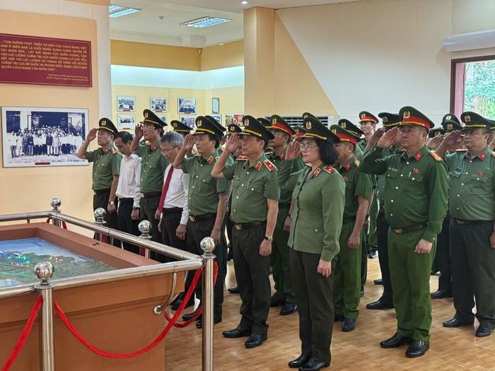Thứ trưởng Đặng Hồng Đức cùng Đoàn công tác Bộ Công an thành kính dành phút mặc niệm, tưởng nhớ công lao to lớn của các Anh hùng liệt sĩ đã cống hiến, hy sinh vì sự nghiệp bảo vệ Tổ quốc.