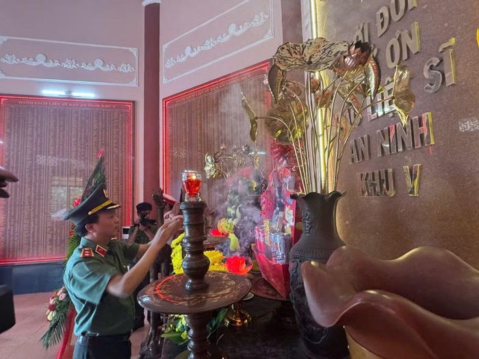 Thứ trưởng Đặng Hồng Đức cùng Đoàn công tác Bộ Công an thành kính dâng hương tưởng niệm các Anh hùng liệt sĩ tại Khu di tích An ninh Khu V.