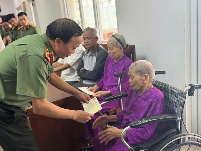 Thứ trưởng Đặng Hồng Đức trao quà tri ân các cán bộ lão thành cách mạng, thương binh, bệnh binh đang điều dưỡng tại Trung tâm Phụng dưỡng người có công với cách mạng TP Đà Nẵng.