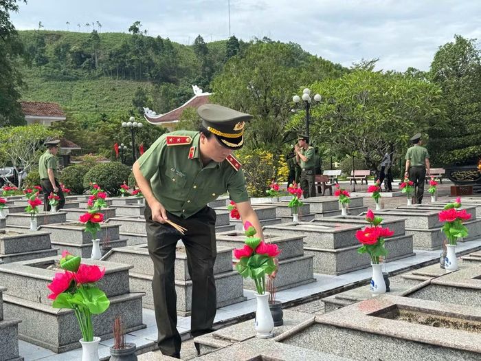 Thứ trưởng Đặng Hồng Đức thắp hương tưởng niệm các Anh hùng liệt sĩ tại Khu di tích An ninh Khu V.
