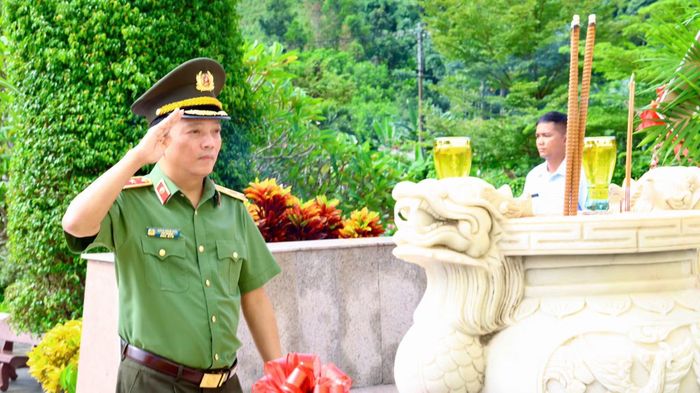 Thứ trưởng Đặng Hồng Đức tưởng niệm các Anh hùng liệt sĩ tại Khu di tích An ninh Khu V.