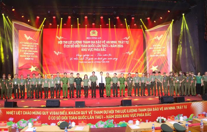 Ban tổ chức và các đội thi chụp ảnh lưu niệm.
