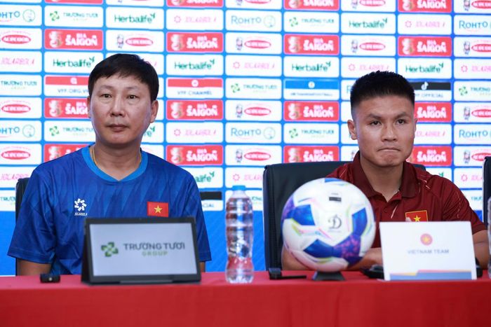HLV Kim Sang Sik và cầu thủ Nguyễn Quang Hải trong cuộc họp báo chiều 17/7.