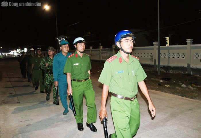 Công an cơ sở ở Cà Mau phối hợp tuần tra, bảo đảm ANTT tuyến biển.