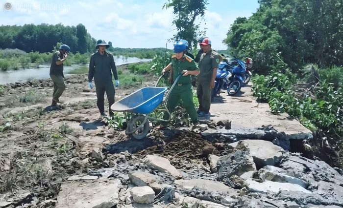 Công an xã Tam Giang khẩn trương san lấp các hố sâu, gia cố các tuyến đường bị sụt lún do sạt lở.