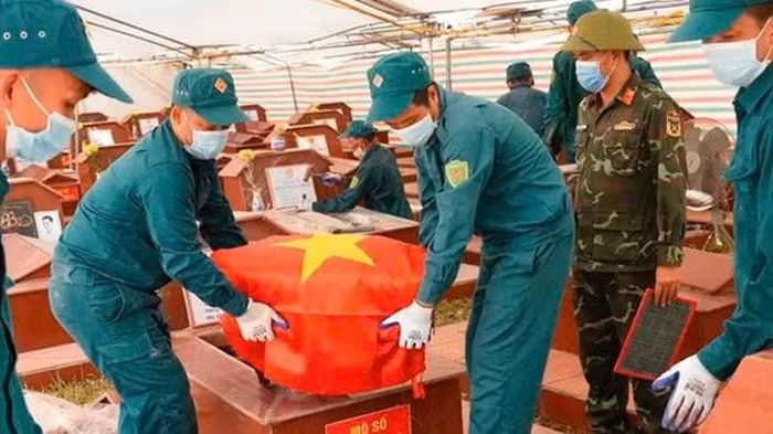 Việc tổ chức lấy mẫu hài cốt liệt sĩ được tiến hành trang nghiêm.