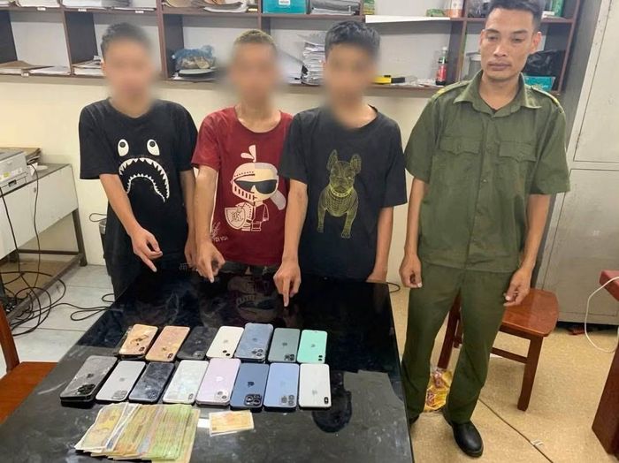 3 thanh thiếu niên rủ nhau vào cửa hàng trộm cắp tài sản.