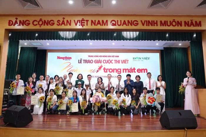 Ban tổ chức và các đại biểu với các tác giả đoạt giải cuộc thi "Ngày mai trong mắt em".