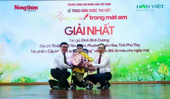 Đồng chí Lê Quốc Minh, Phó Trưởng Ban Tuyên giáo và Dân vận Trung ương, Chủ tịch Hội Nhà báo Việt Nam, Tổng Biên tập Báo Nhân Dân và Chủ tịch Hội Nông dân Việt Nam Lương Quốc Đoàn trao giải Nhất cho em Đinh Bình Dương (Phú Thọ).