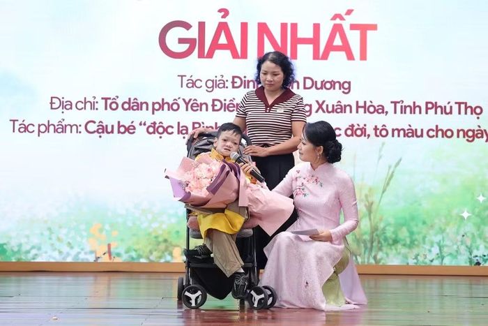Em Đinh Bình Dương, tác giả đạt giải Nhất chia sẻ tại lễ trao giải.