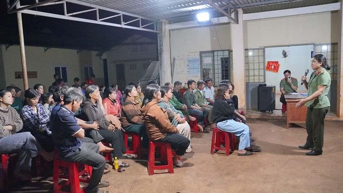 Cán bộ An ninh tuyên truyền, phát động quần chúng nhân dân tham gia bảo vệ an ninh Tổ quốc