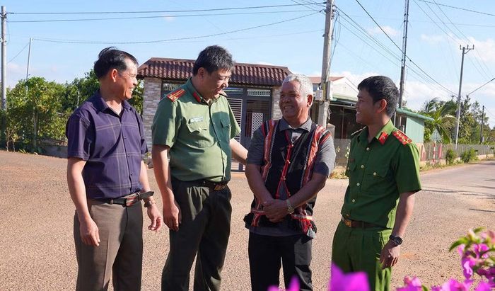 Lực lượng An ninh bám làng, tranh thủ người có uy tín, tuyên truyền bà con không mắc mưu kẻ xấu
