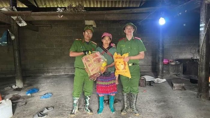Công an xã Sơn Vĩ kịp thời di dời hộ dân khỏi khu vực sạt lở nguy hiểm.