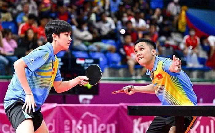 Hai tay vợt CAND Đinh Anh Hoàng, Trần Mai Ngọc đoạt Huy chương Vàng đôi nam nữ cho bóng bàn Việt Nam tại SEA Games 32. Ảnh: Nam Trần