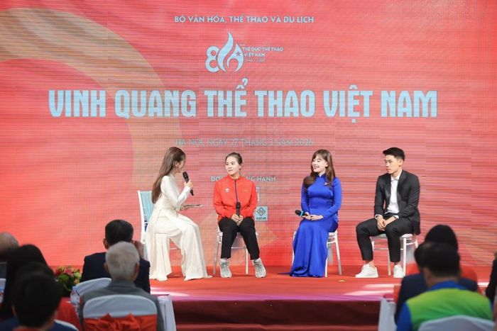 Xạ thủ Công an nhân dân Trịnh Thu Vinh (thứ 2 từ trái sang), Bí thư Đoàn Thanh niên Bộ VHTT&amp;DL Lê Minh Đức, cầu thủ CLB Công an Hà Nội Nguyễn Đình Bắc giao lưu tại sự kiện Gala “Vinh quang Thể thao Việt Nam 2026”. Ảnh: Nguyễn Quyết
