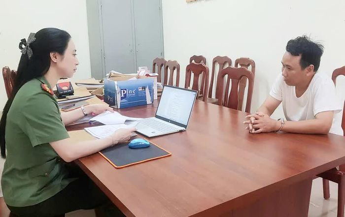 Cơ quan Công an lấy lời khai đối tượng Lê Văn Chiến. Ảnh: Công an Nghệ An