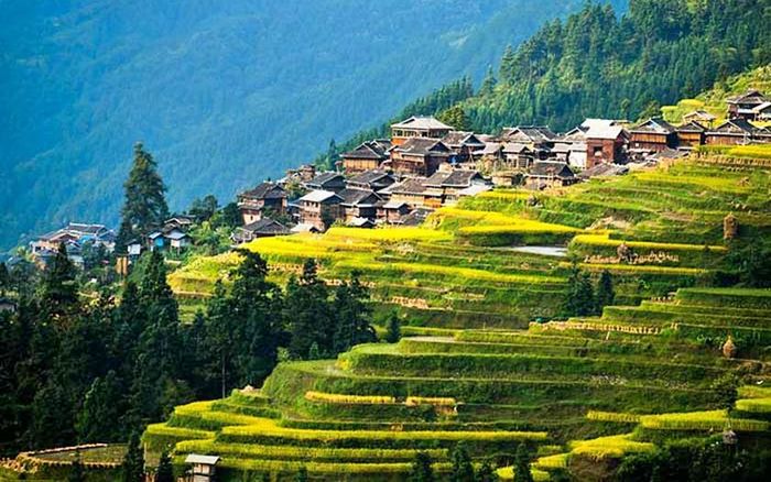Điểm đến viên ngọc ẩn Quý Châu ở phía Tây Nam Trung Quốc. Nơi đây cuốn hút khách du lịch với nhiệt độ trung bình mùa hè khoảng 23°C, các thác nước mát lạnh, hẻm núi kỳ vĩ và nền văn hóa dân tộc sôi động. Ảnh: asiaodysseytravel