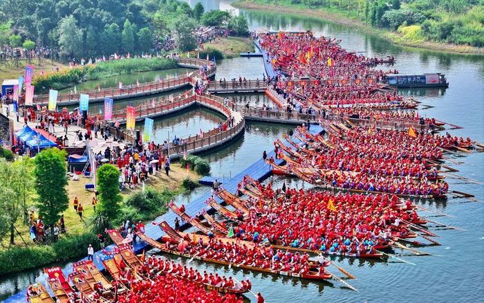 Lễ hội Thuyền Rồng (Dragon Boat Festival, năm 2026 diễn ra ngày 19/6) là một trong những sự kiện văn hóa truyền thống lâu đời nhất tại Trung Quốc. Lễ hội hấp dẫn khách du lịch với những cuộc đua thuyền rồng kịch tính cùng nhiều hoạt động đặc sắc. Ảnh: China News Service/Getty