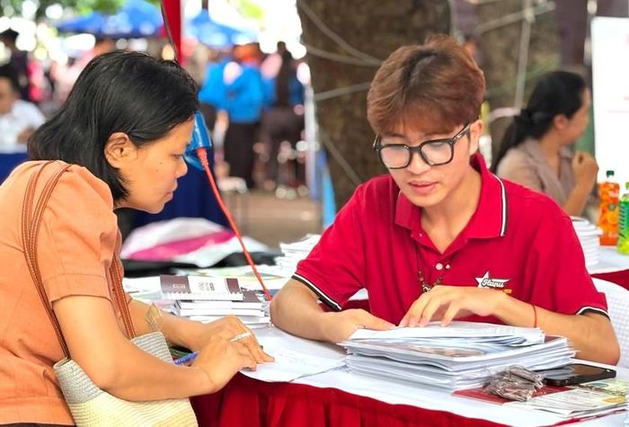 Phụ huynh và học sinh tìm hiểu các phương thức xét tuyển đại học cũng như các điều kiện ràng buộc trong đề án tuyển sinh của Trường Đại học Hà Nội. Ảnh: HANU