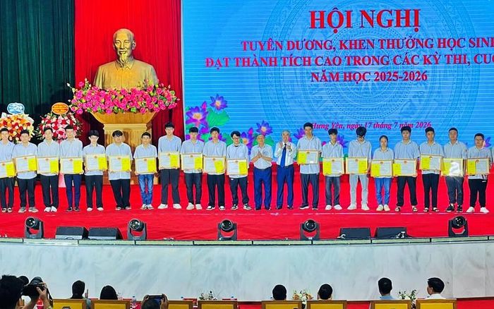 Đồng chí Phạm Đồng Thụy, Ủy viên Ban Thường vụ Tỉnh ủy, Giám đốc Sở Giáo dục và Đào tạo cùng lãnh đạo Hội Khuyến học tỉnh trao Giấy khen của Giám đốc Sở Giáo dục và Đào tạo, tặng thưởng học sinh đoạt giải Khuyến khích tại Kỳ thi học sinh giỏi quốc gia năm học 2025-2026.