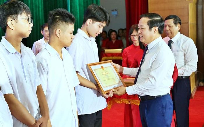 Đồng chí Phạm Quang Ngọc, Ủy viên Ban Chấp hành Trung ương Đảng, Bí thư Tỉnh ủy cùng Đồng chí Vũ Mạnh Hiền, Chủ tịch Hội Khuyến học tỉnh Hưng Yên trao Bằng khen của Bộ trưởng Bộ Giáo dục và Đào tạo và khen thưởng học sinh đoạt giải Kỳ thi học sinh giỏi quốc gia năm học 2025-2026.