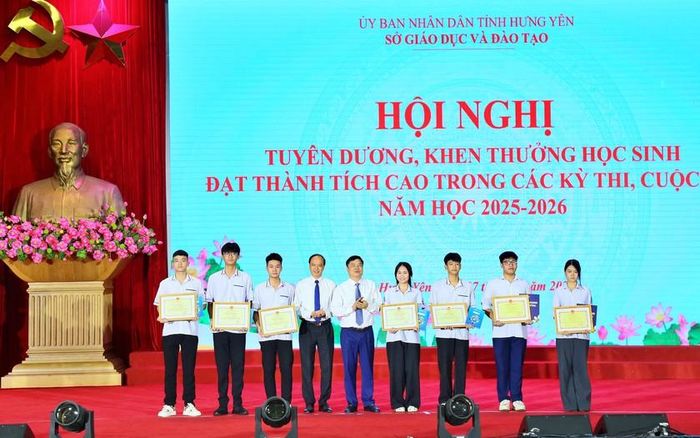Đồng chí Phạm Văn Nghiêm, Phó Chủ tịch UBND tỉnh và đại diện nhà tài trợ trao Bằng khen của Bộ trưởng Bộ Giáo dục và Đào tạo và tặng thưởng học sinh đạt giải nhất, nhì, ba tại cuộc thi khoa học kỹ thuật cấp quốc gia và hội thao quốc phòng an ninh toàn quốc.