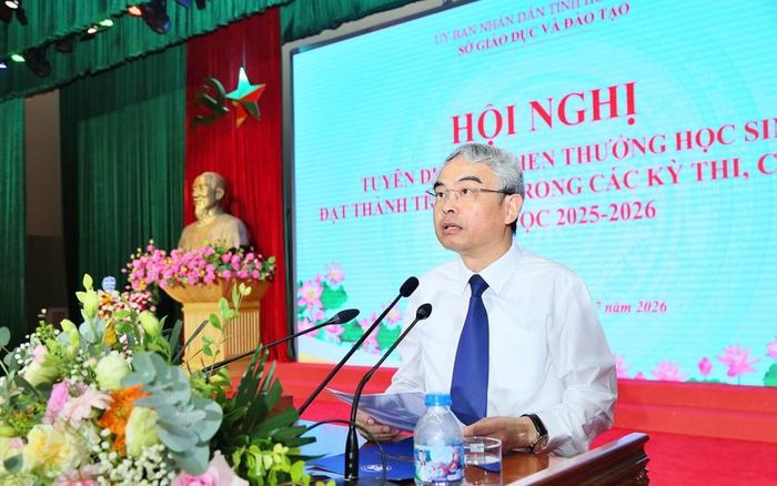 Đồng chí Phạm Đồng Thụy, Ủy viên Ban Thường vụ Tỉnh ủy, Giám đốc Sở Giáo dục và Đào tạo phát biểu tại Hội nghị.
