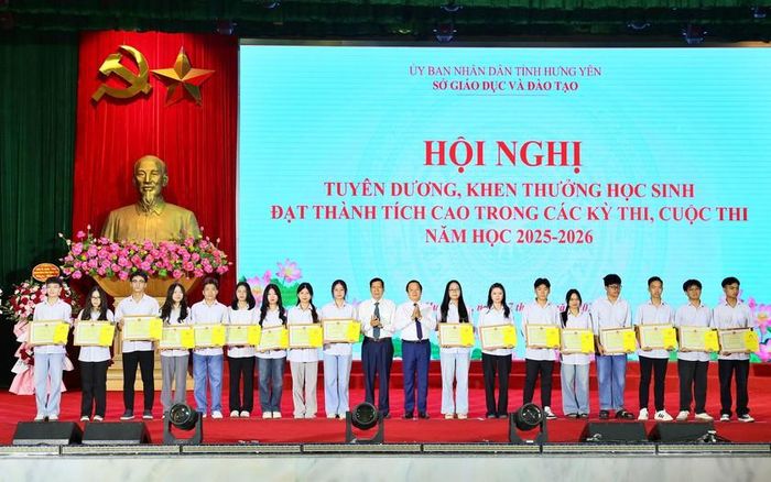 Đồng chí Phạm Quang Ngọc, Ủy viên Ban Chấp hành Trung ương Đảng, Bí thư Tỉnh ủy cùng Đồng chí Vũ Mạnh Hiền, Chủ tịch Hội Khuyến học tỉnh Hưng Yên trao thưởng cho các học sinh đạt thành tích cao.