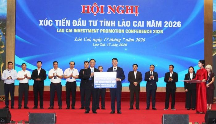 Doanh nghiệp trao ủng hộ tỉnh Lào Cai xây dựng nông thôn mới. Ảnh: Nguyễn Trang
