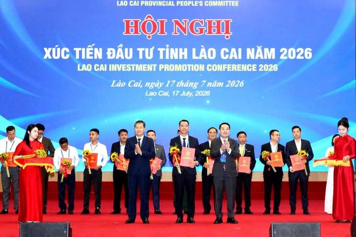 Lãnh đạo tỉnh Lào Cai trao Quyết định chấp thuận chủ trương đầu tư cho các doanh nghiệp. Ảnh: Nguyễn Trang
