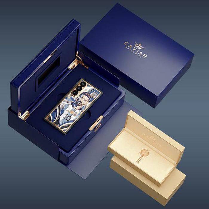 Cùng với điện thoại, khách hàng còn nhận được hộp đựng mang thương hiệu Caviar, một chiếc chìa khóa mạ vàng, một đồng xu Caviar và giấy chứng nhận xác thực nhiều cấp độ, tạo nên giá trị đáng kể cho toàn bộ sản phẩm.Sản phẩm được bảo hành một năm, Caviar nhận đặt hàng theo yêu cầu, bao gồm khắc chữ cái đầu hoặc logo lên cạnh bên, chỉnh sửa hình ảnh hoặc thậm chí thay đổi chất liệu. Ảnh: Caviar
