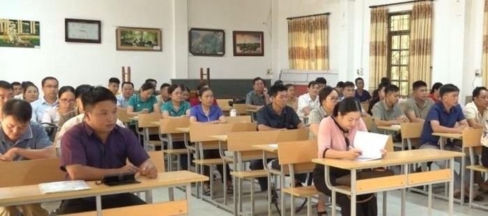 Các học viên dự bế giảng lớp bồi dưỡng.