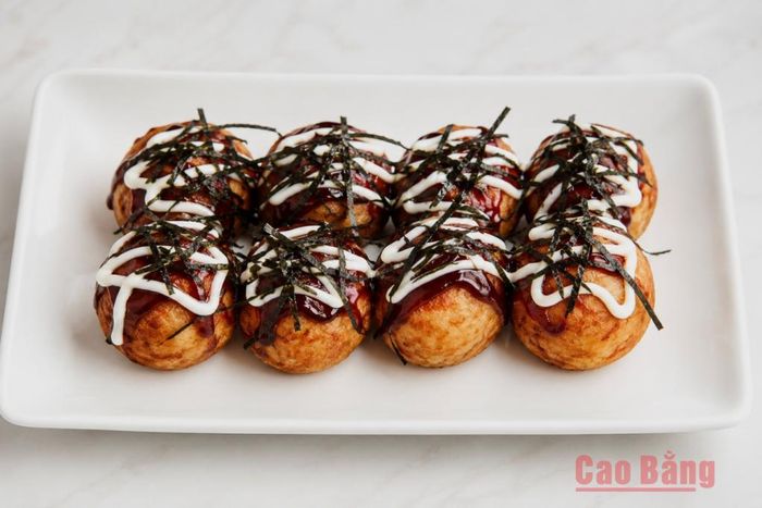 Takoyaki với lớp vỏ vàng giòn, phủ sốt đặc trưng và rong biển, là món ăn được nhiều bạn trẻ yêu thích.