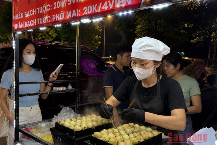 Quầy Takoyaki thu hút đông thực khách chờ mua mỗi dịp phố đi bộ Kim Đồng, phường Thục Phán.